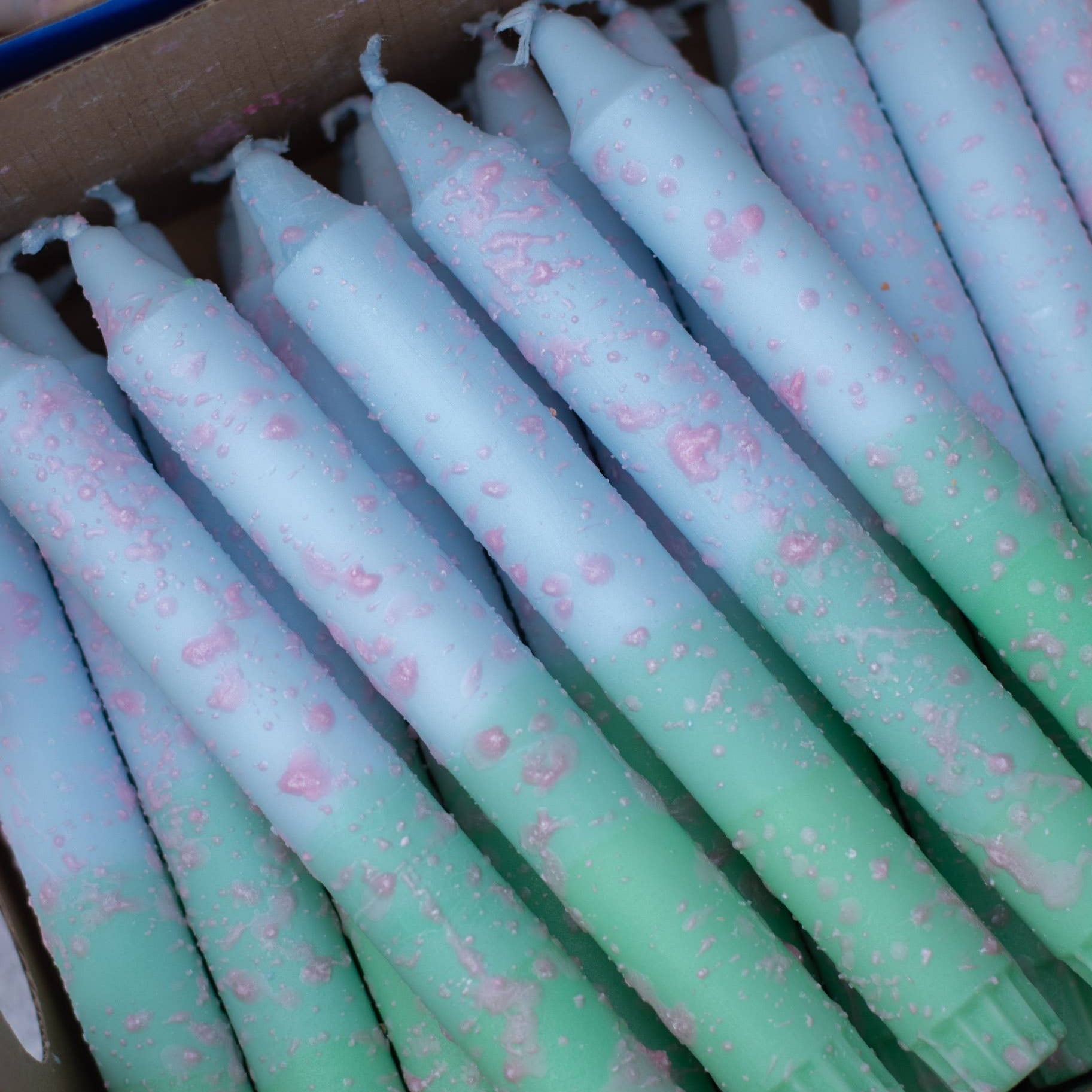 Bunte Kerzen, Türkis-Minzefarben mit pinken Tropfen