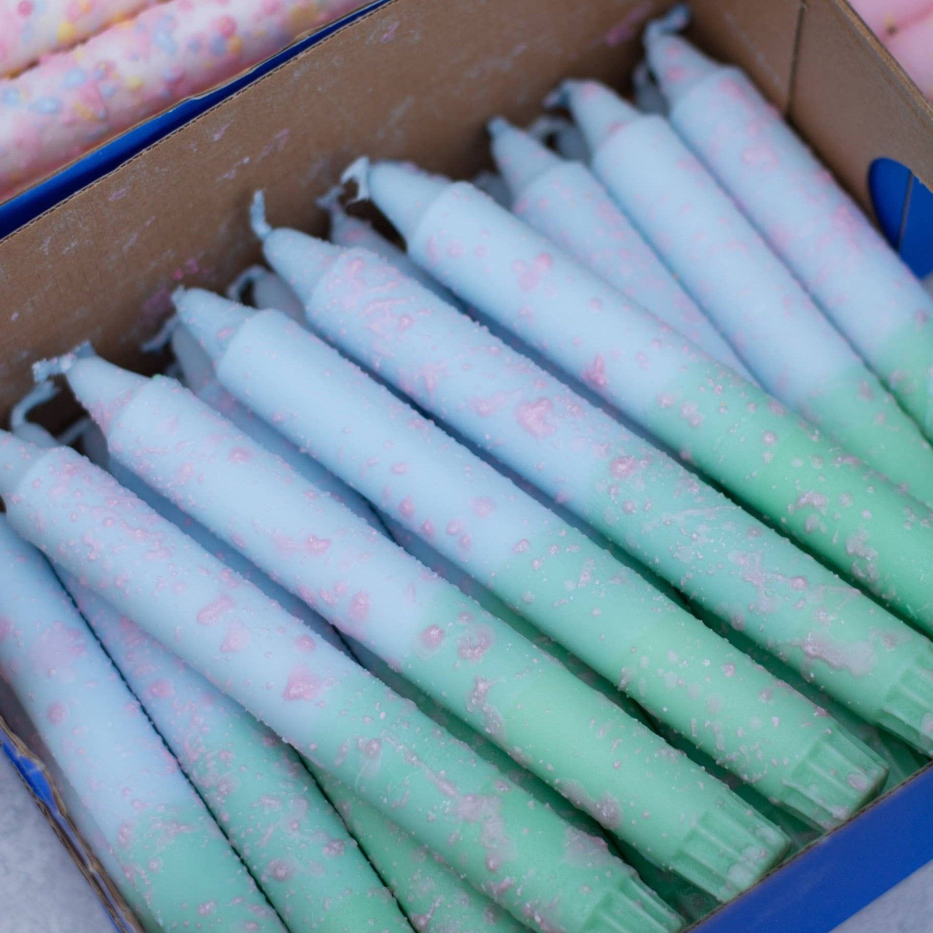 Bunte Kerzen, Türkis-Minzfarben mit pinken Tropfen