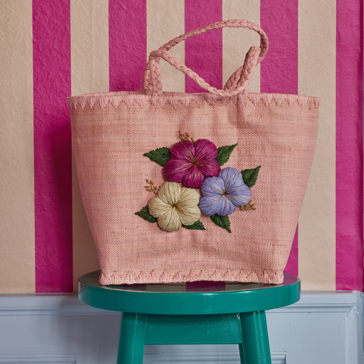 Große Rosa Korbtasche mit großen Blüten