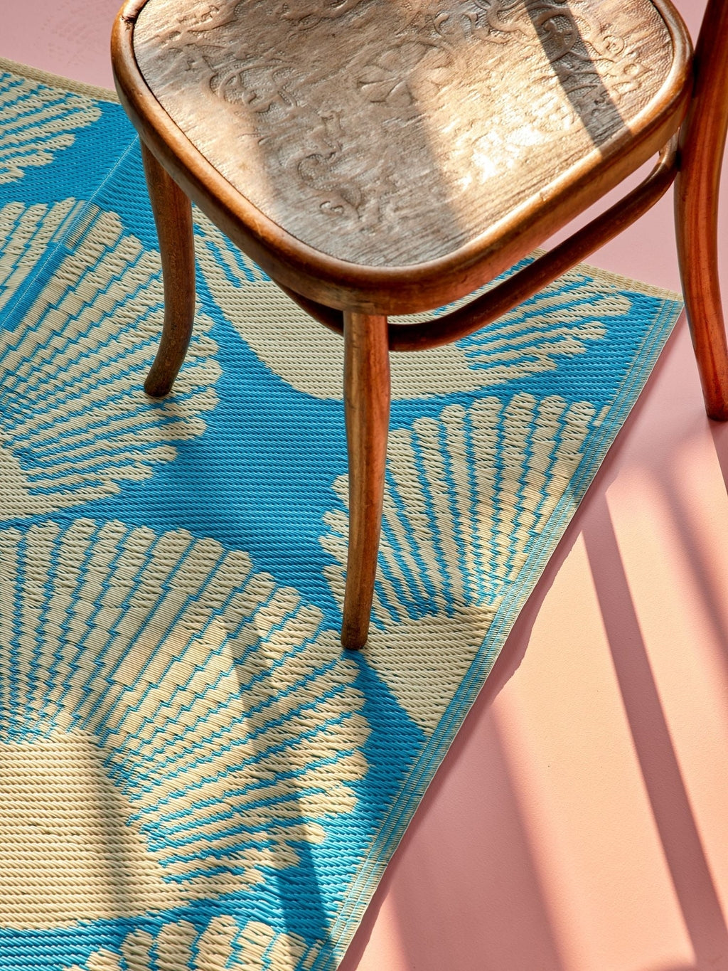 Hellblauer Plastikteppich mit Muscheln