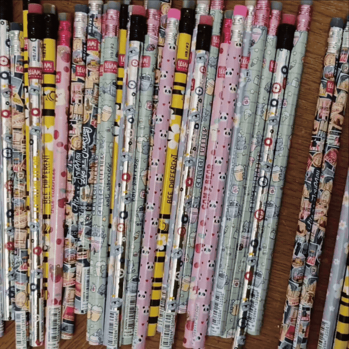 Bunt gemusterte Bleistifte aus Recyclingpapier von LEGAMI