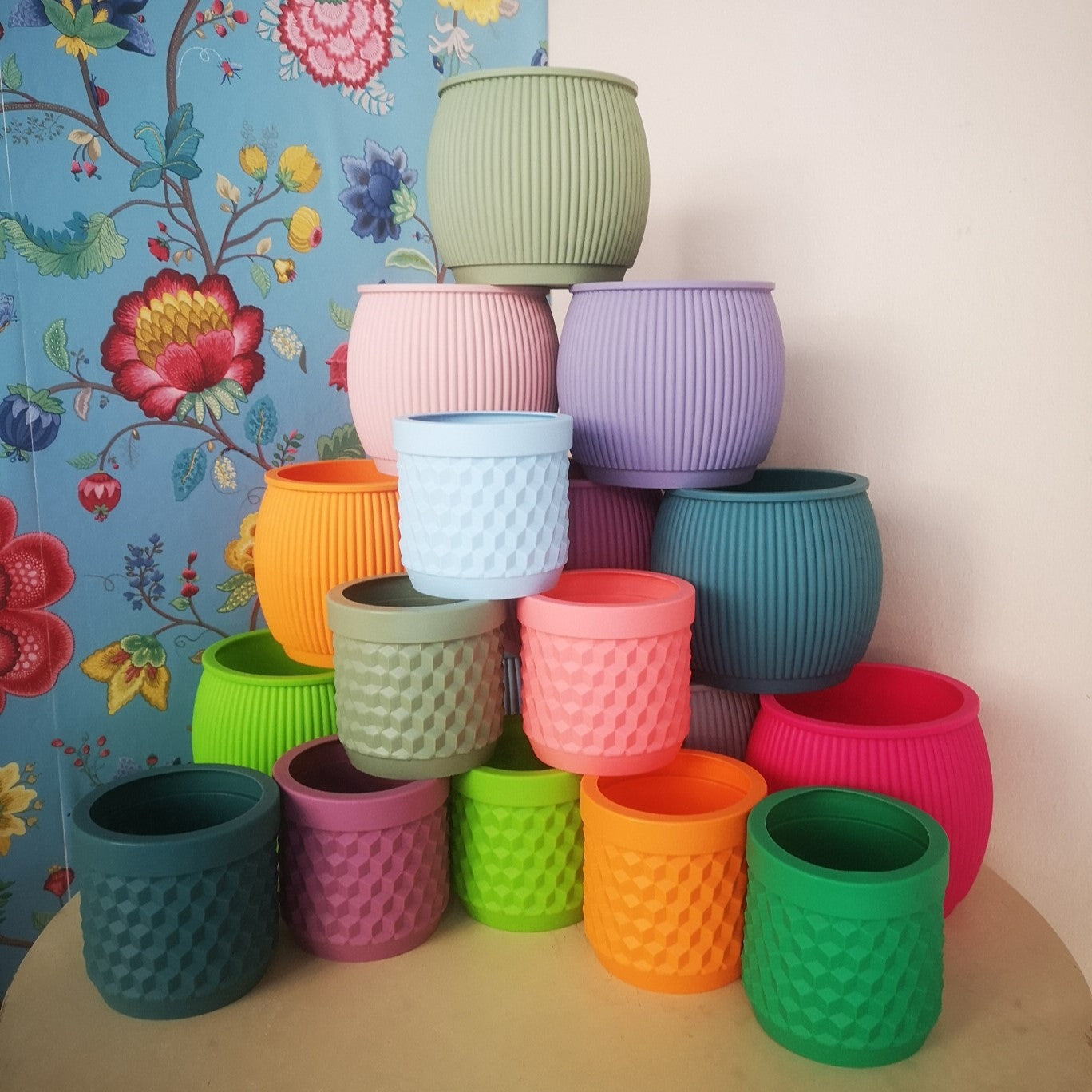 Bunte Blumenübertöpfe aus Silikon