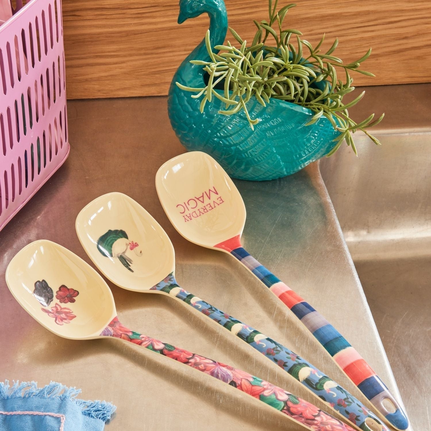 Langer bunter Servierlöffel in verschiedenen Mustern