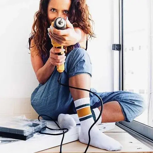 SOCKEN mit SENFFARBENEN STREIFEN