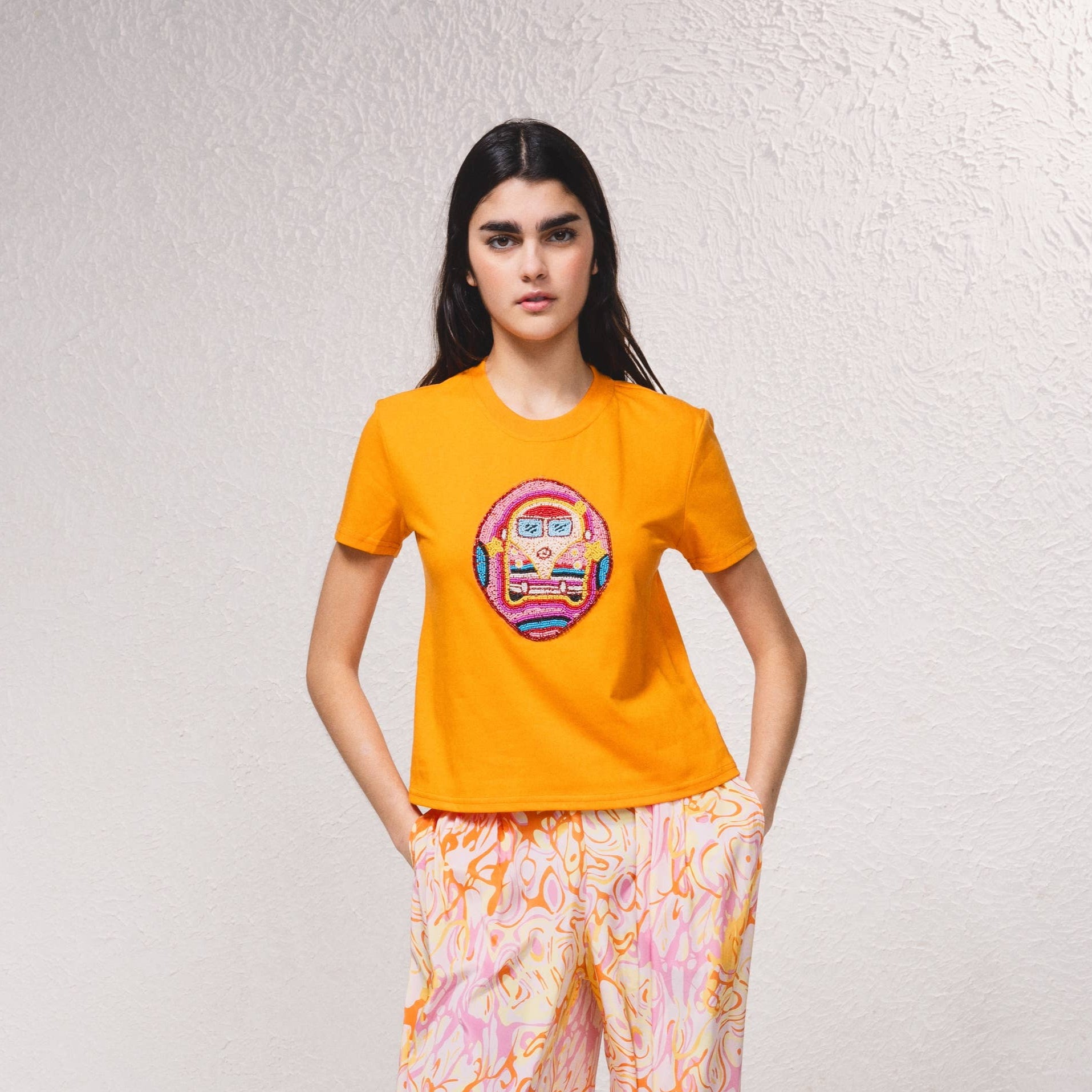 T-Shirt mit aus Perlen gestickten Hippie Bus