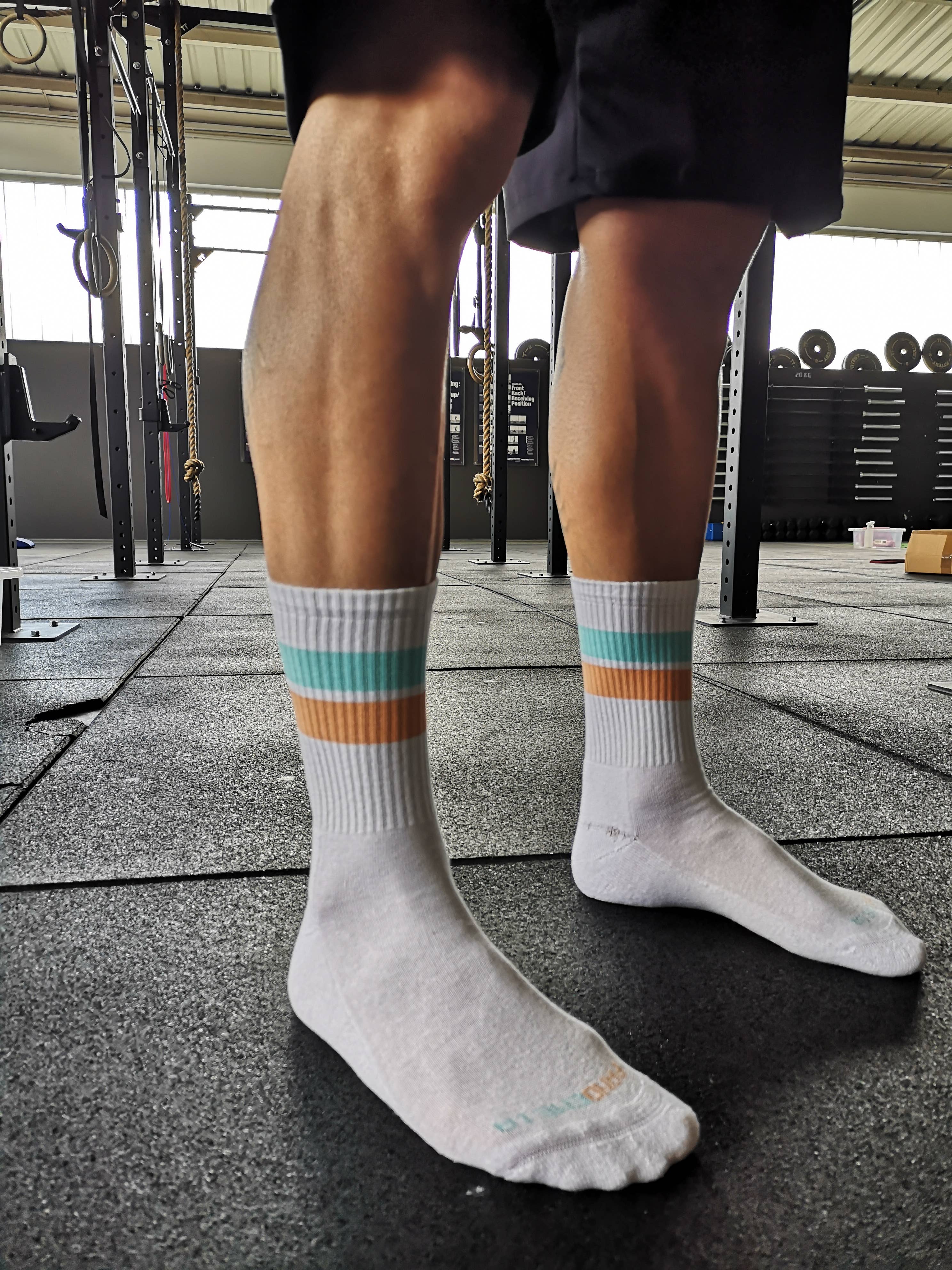 Tennissocken mit türkis / orangen Streifen