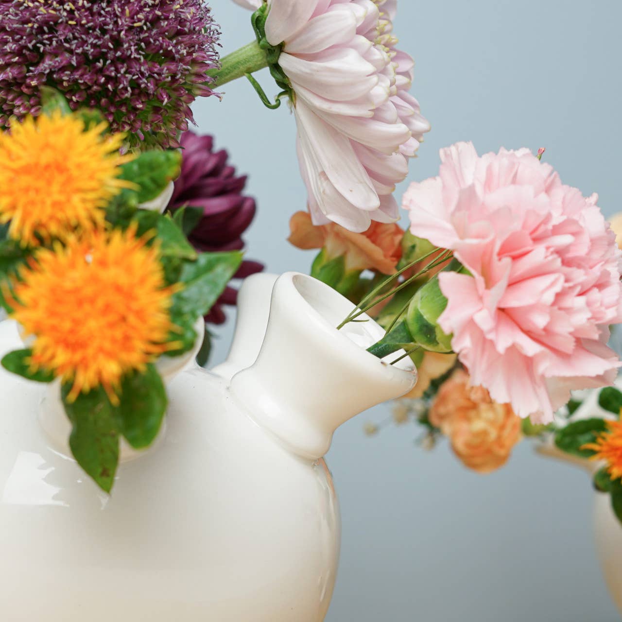 Tulpenvase auf Beinen in Weiß, klein 14 cm