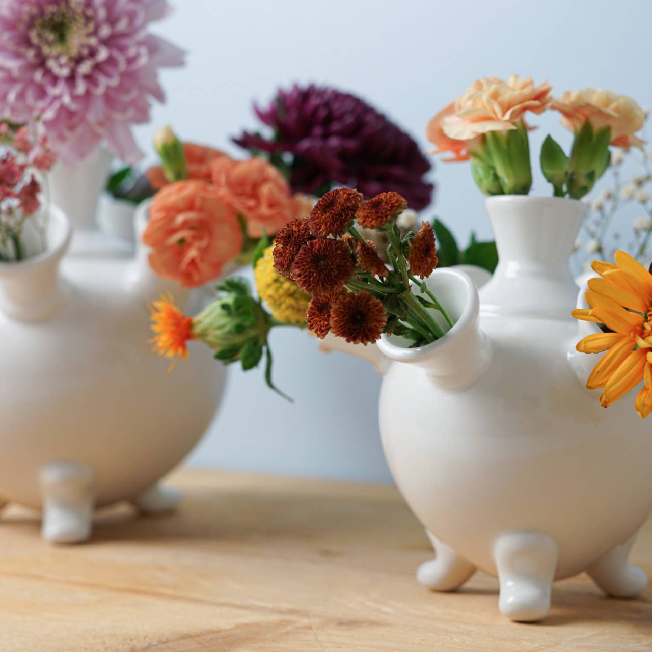 Weiße runde Tulpenvase auf Beinen, 18 cm groß