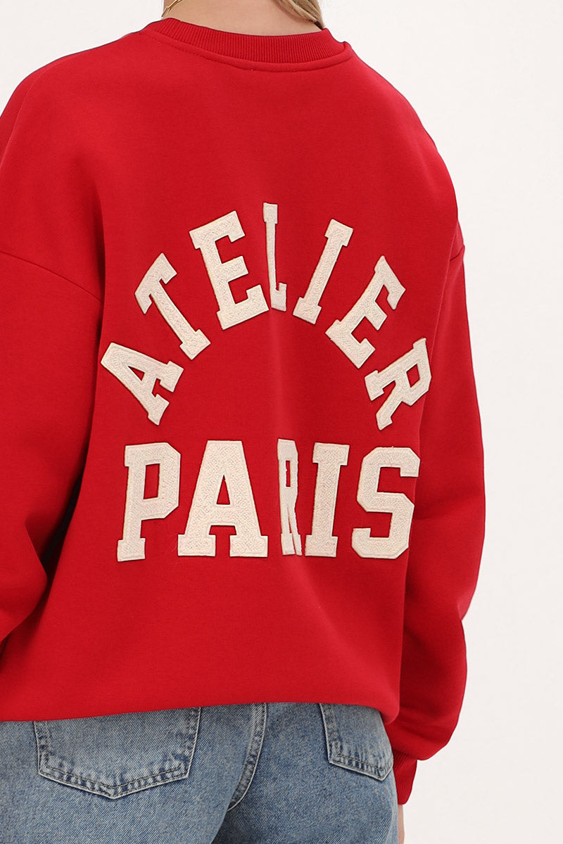 Rotes Sweatshirt mit Weißen "ATELIER PARIS" hinten