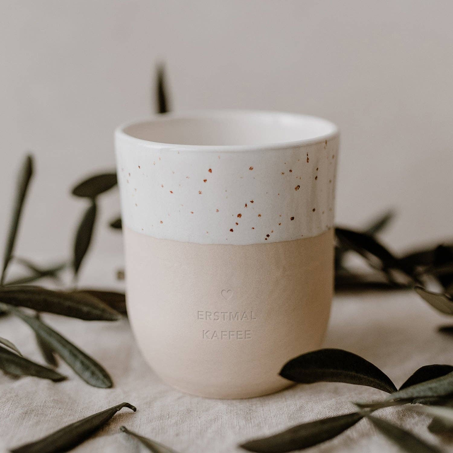 Erstmal Kaffee, handgefertigter Becher aus Steingut
