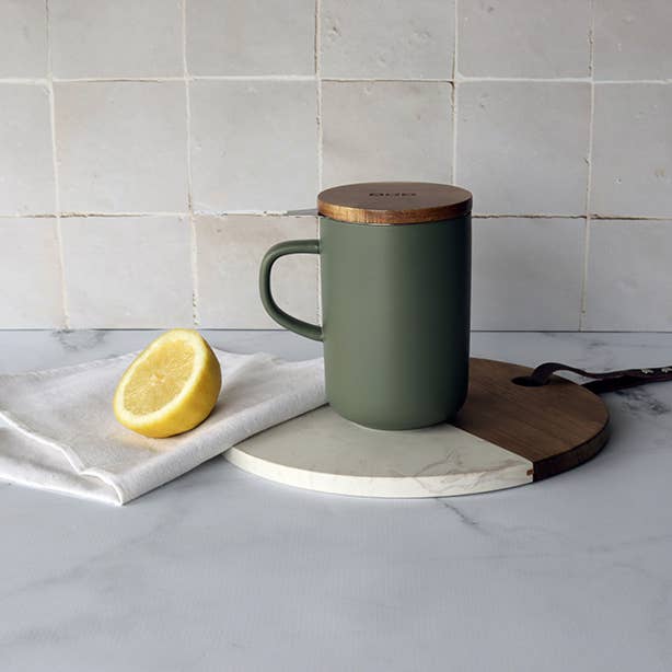 Tasse aus Steingut mit Filter und Deckel, Farbe Mandel