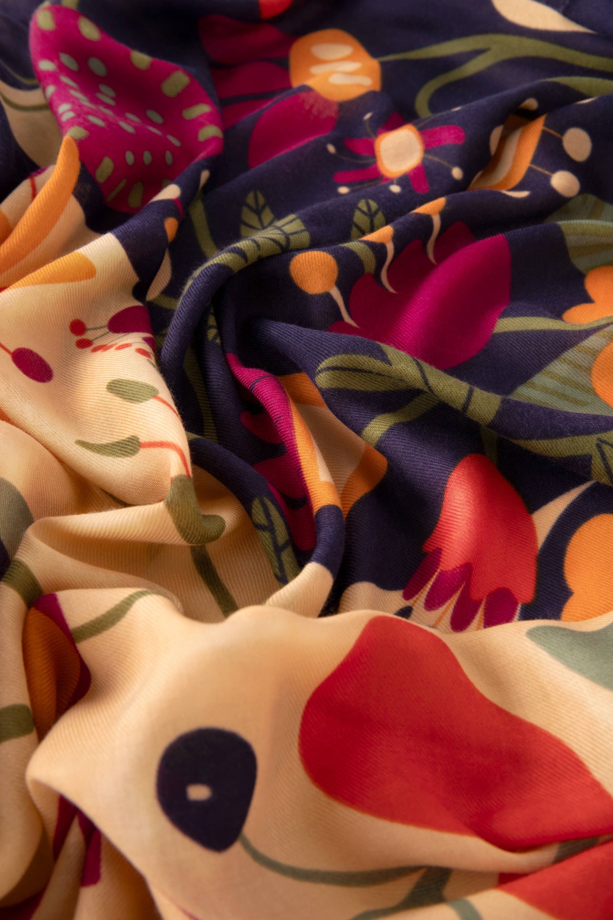 Druckschal mit Skandinavischen  Blumenmuster