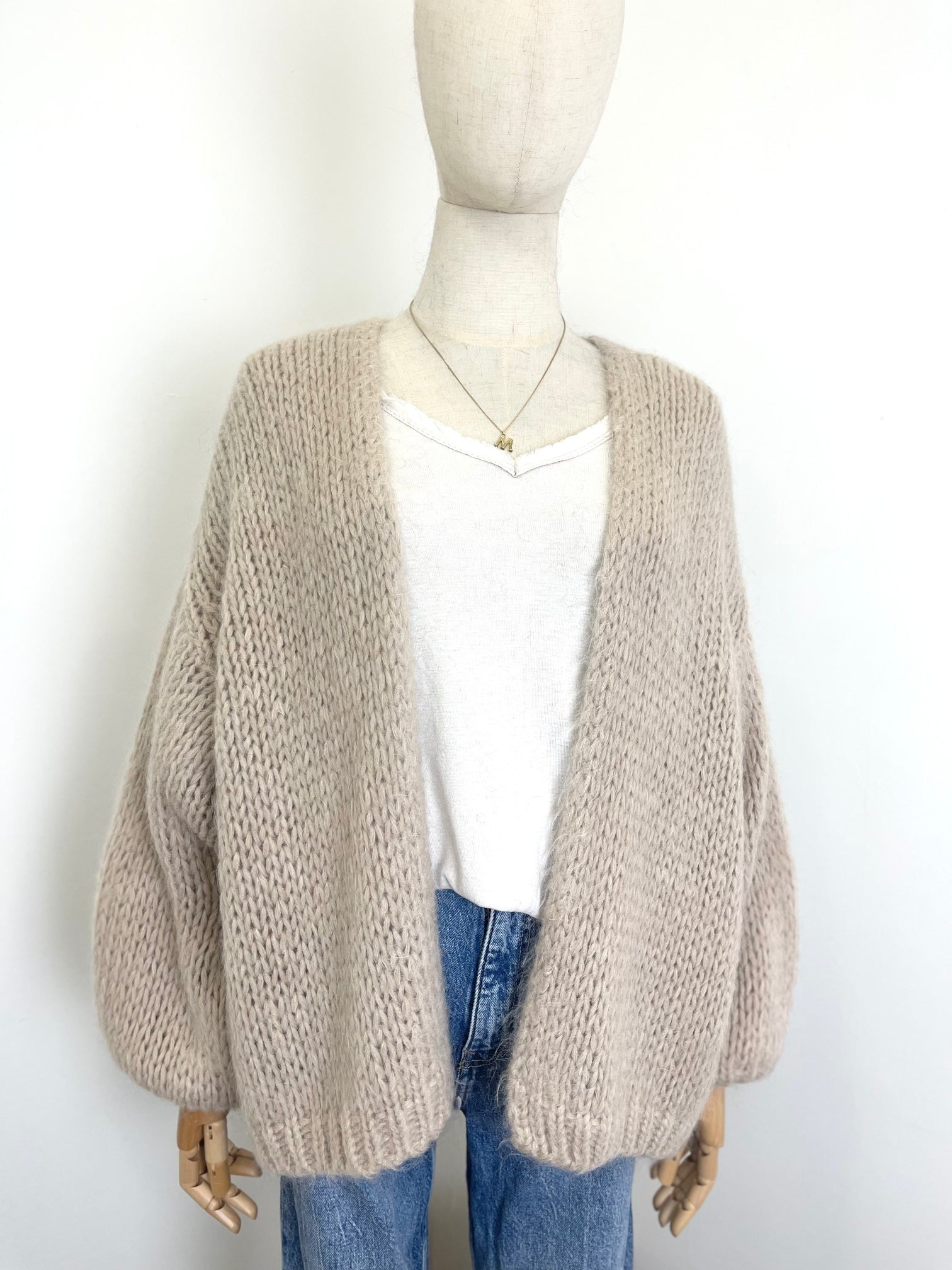 Lockere Strickjacke in Beige