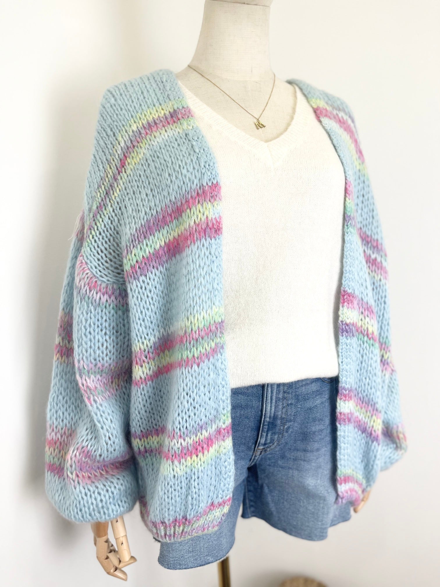 Offene Strickjacke| Hellblau mit Pastell-Streifen