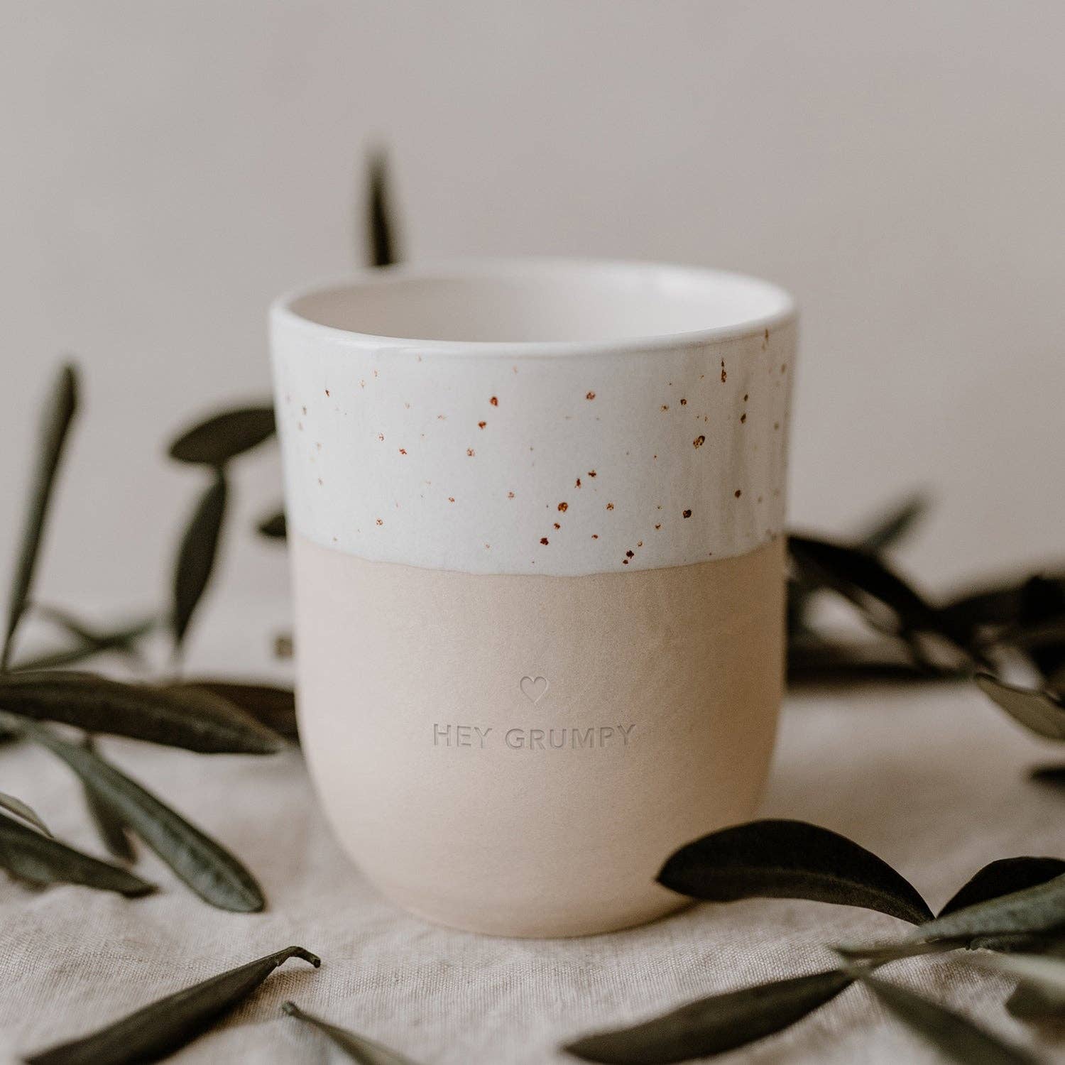 Hey Grumpy, handgefertigter Becher aus Steingut