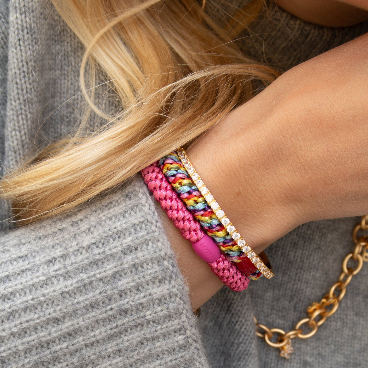 KKNEKKI Haargummis Circus glitter und Bubble Gum als Armband getragen