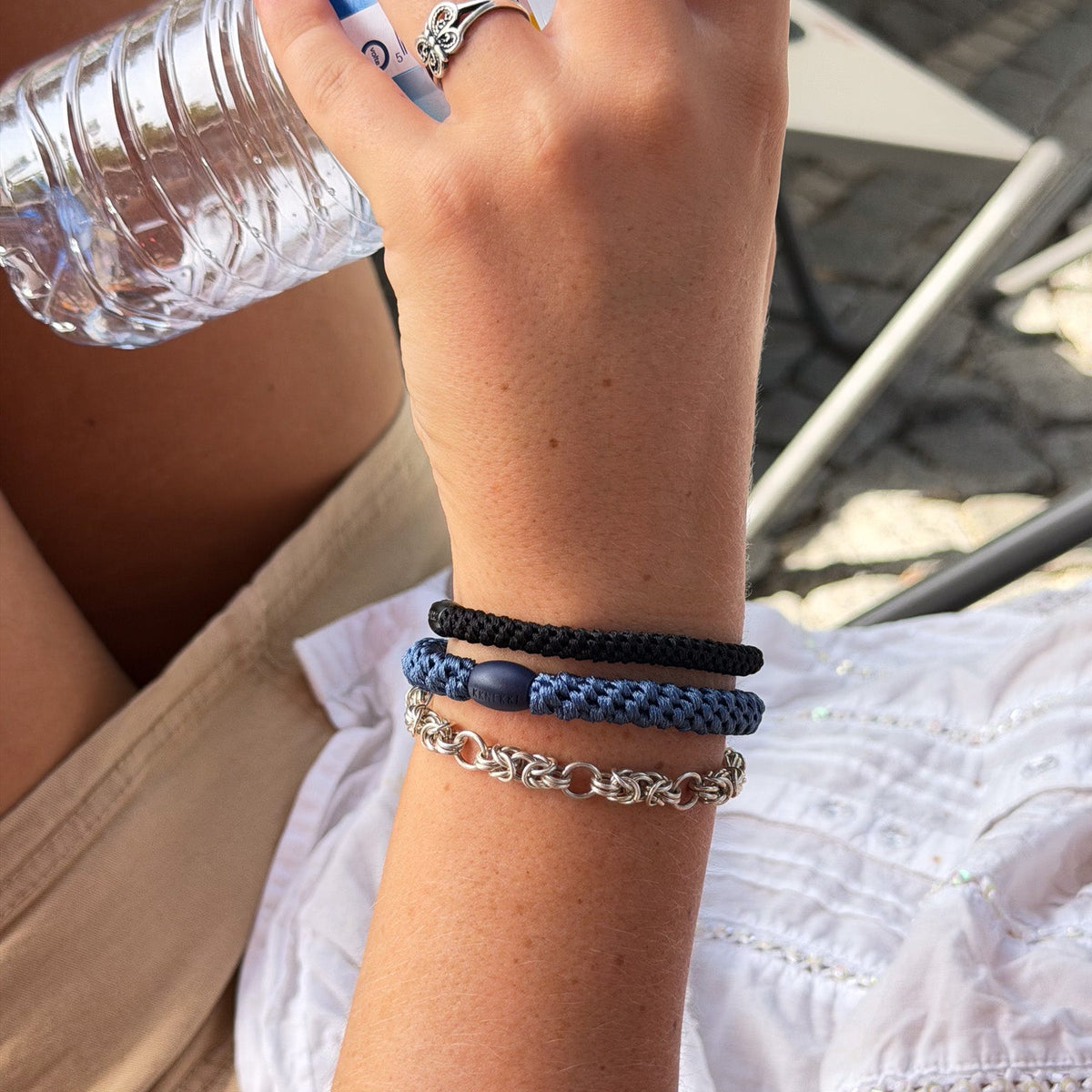 Schwarzer und Indigo blauer Kknekki am Arm