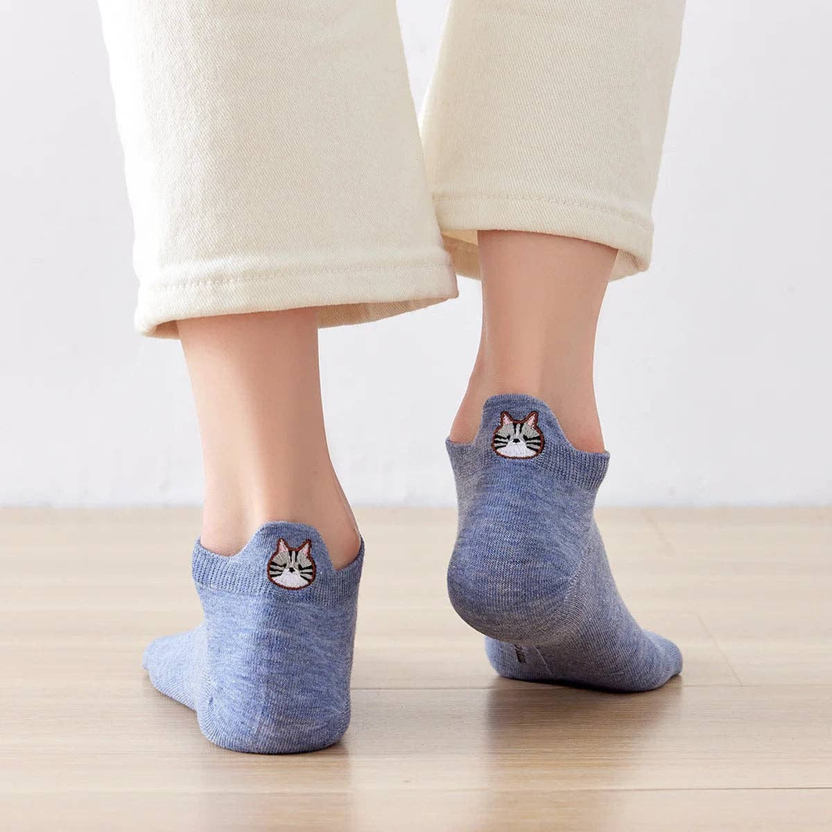 Blaue Sneaker Söckchen mit Katze an der Ferse