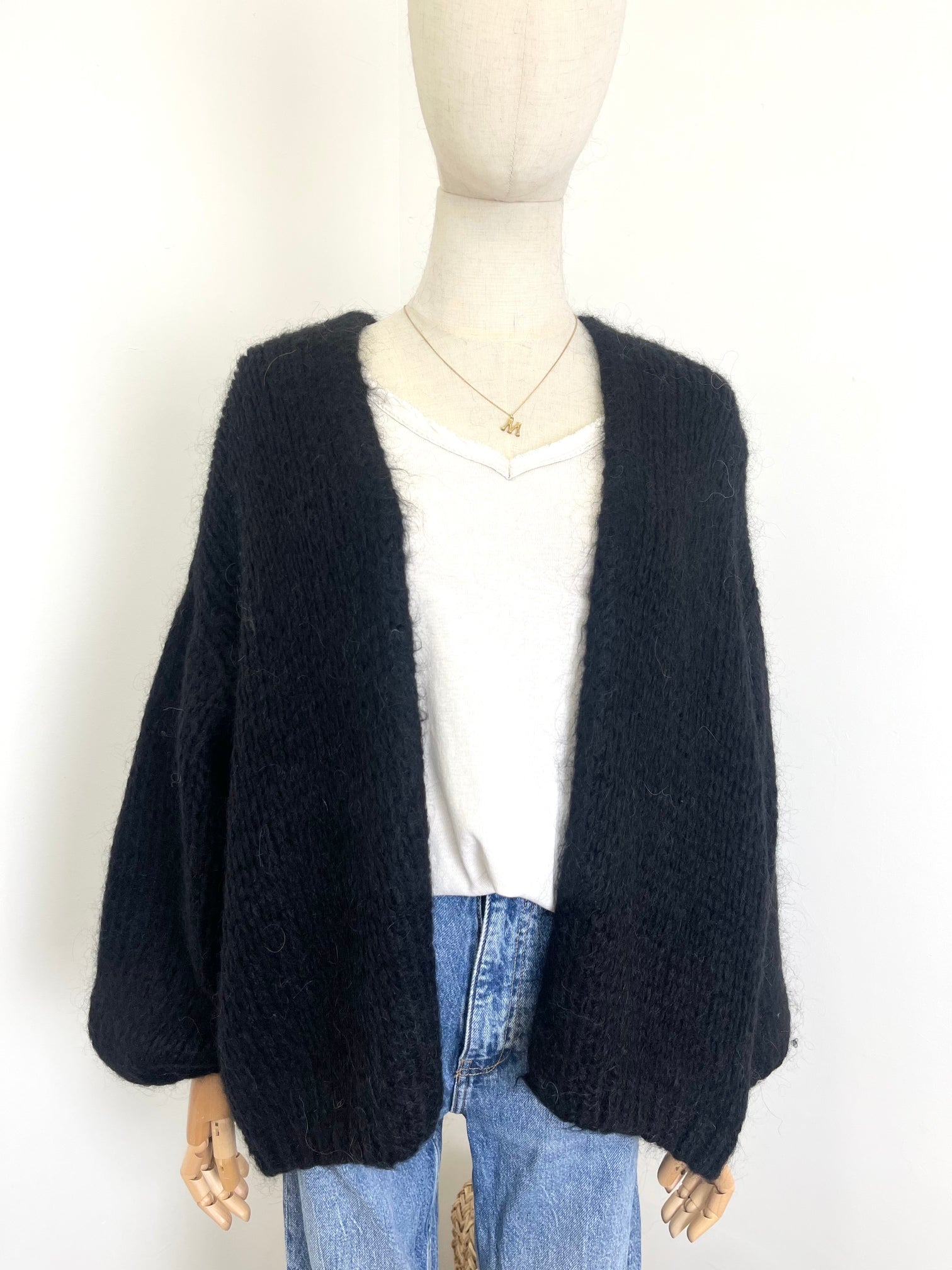 Lockere Strickjacke in Schwarz