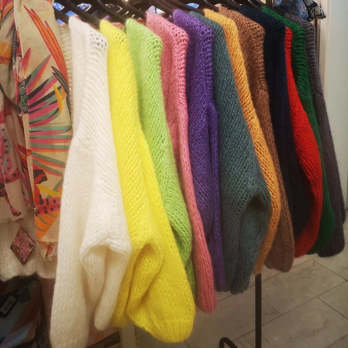 Kuschlige Oversize Strickjacke in Frühlingsfarben