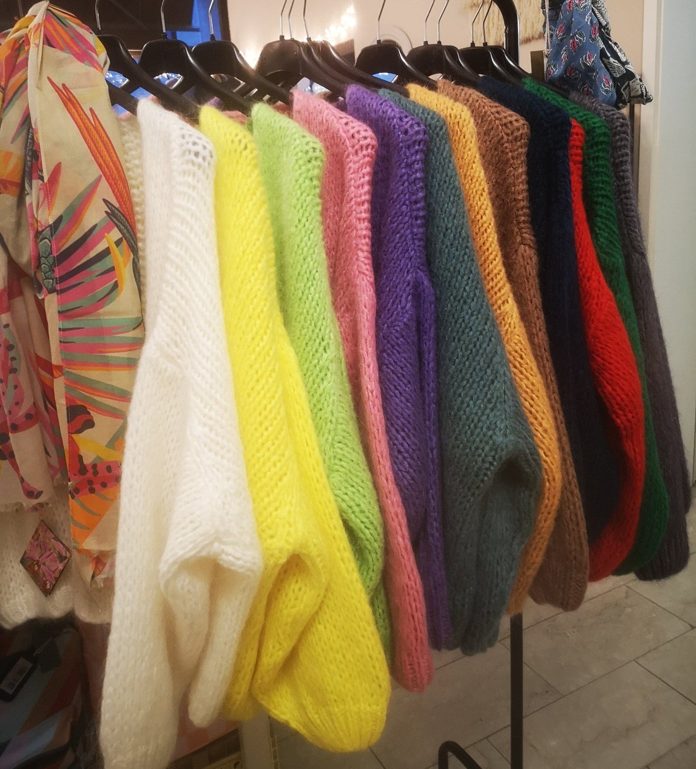 Kuschlige Oversize Strickjacke in Frühlingsfarben
