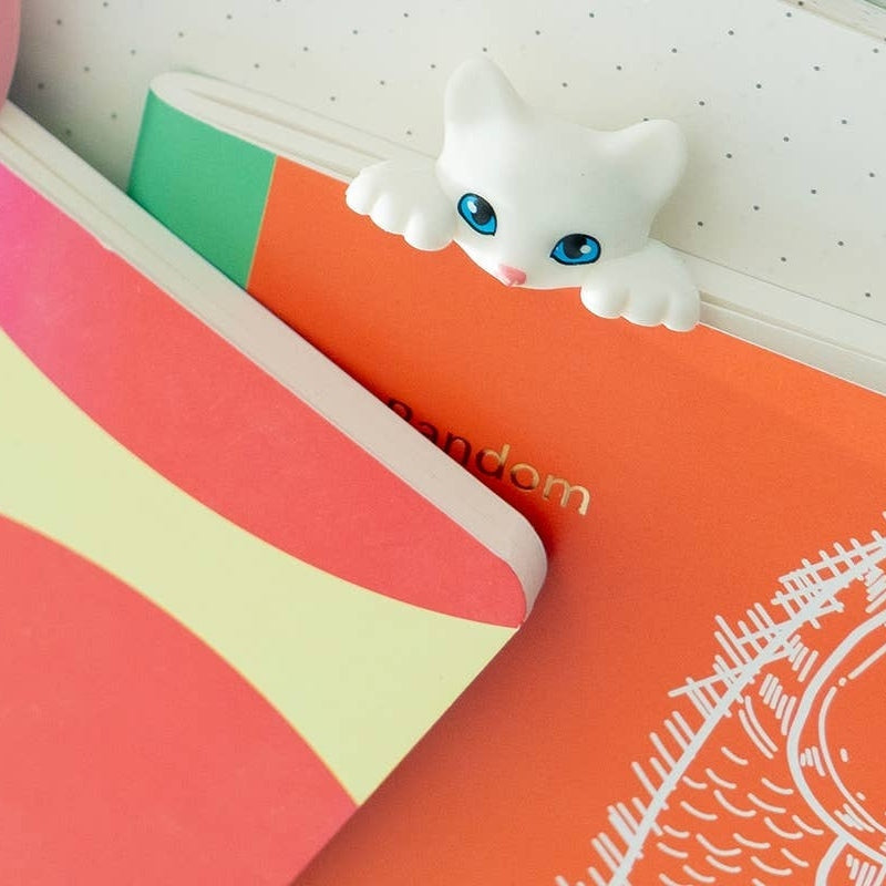 Lesezeichen weisse Katze von Helio Ferretti im Buch