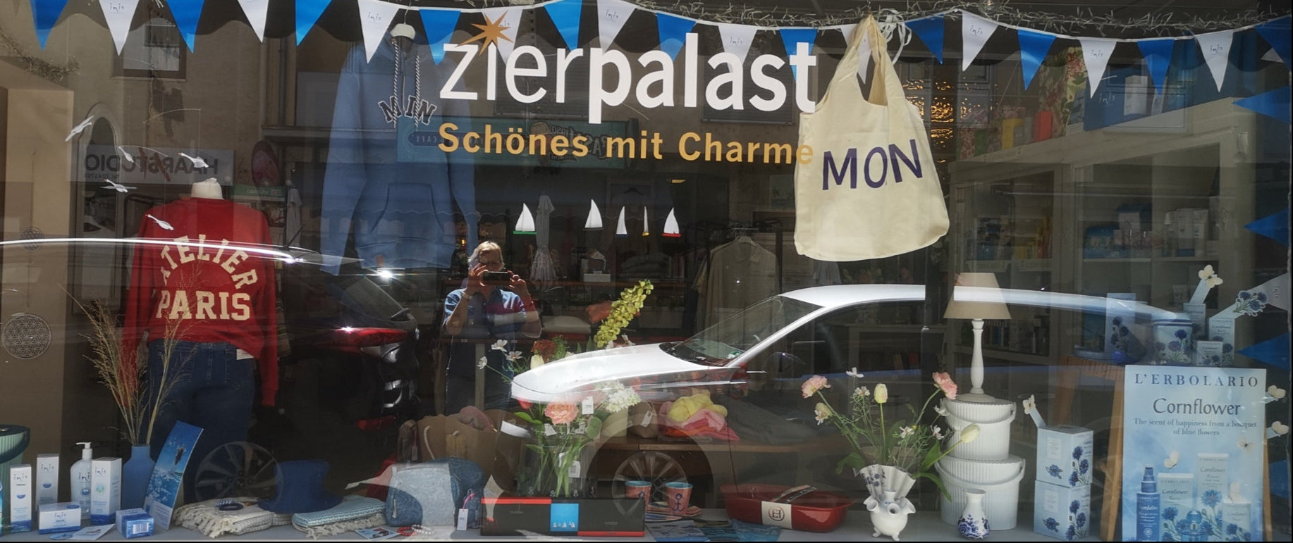 Maritim dekoriertes Schaufenster, Mai 2025 im zierpalast Wiesbaden
