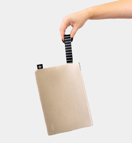 Flache gepolsterte Tasche aus recycelten Kunststoff