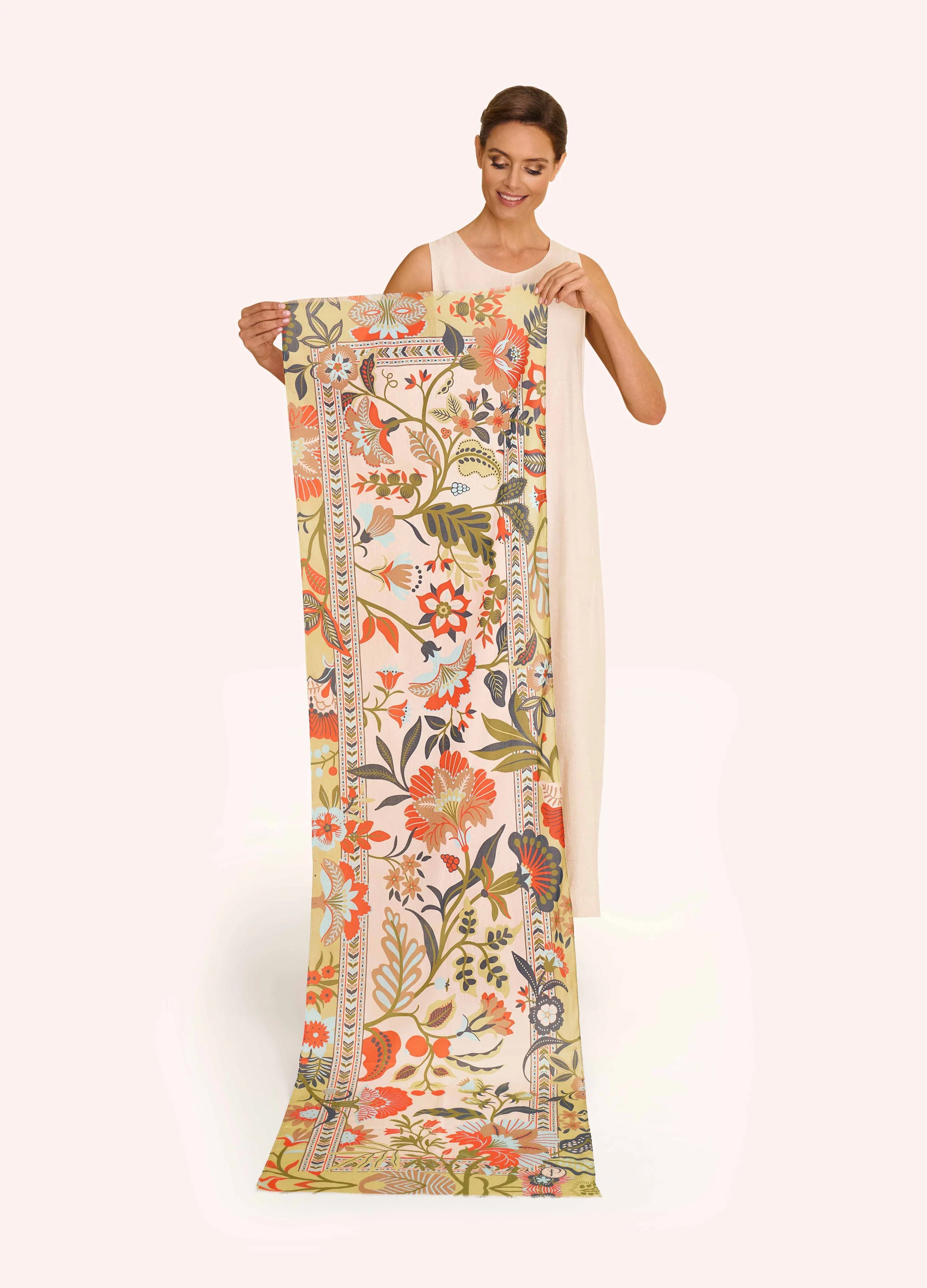 Baumwollschal mit orangen Retroblumen