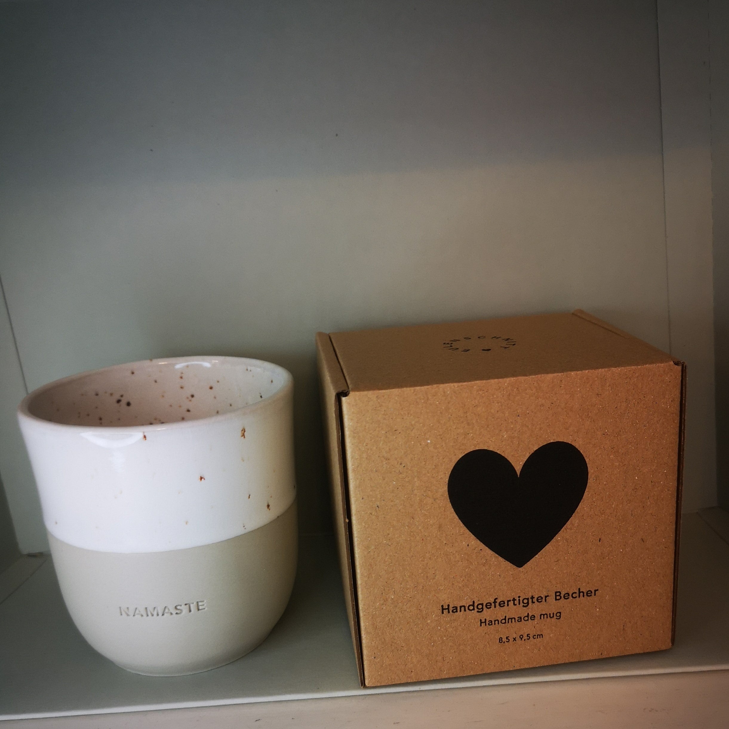 Namaste, handgefertigter Becher aus Steingut