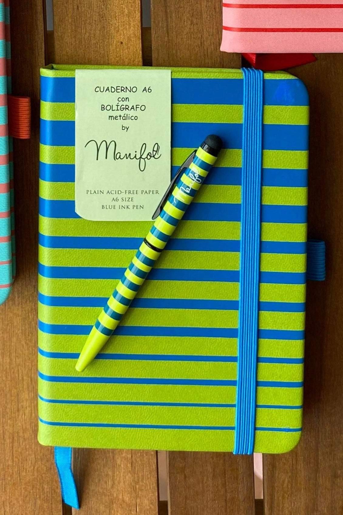 gestreiftes-a6-notizbuch-mit-passendem-stift-grün