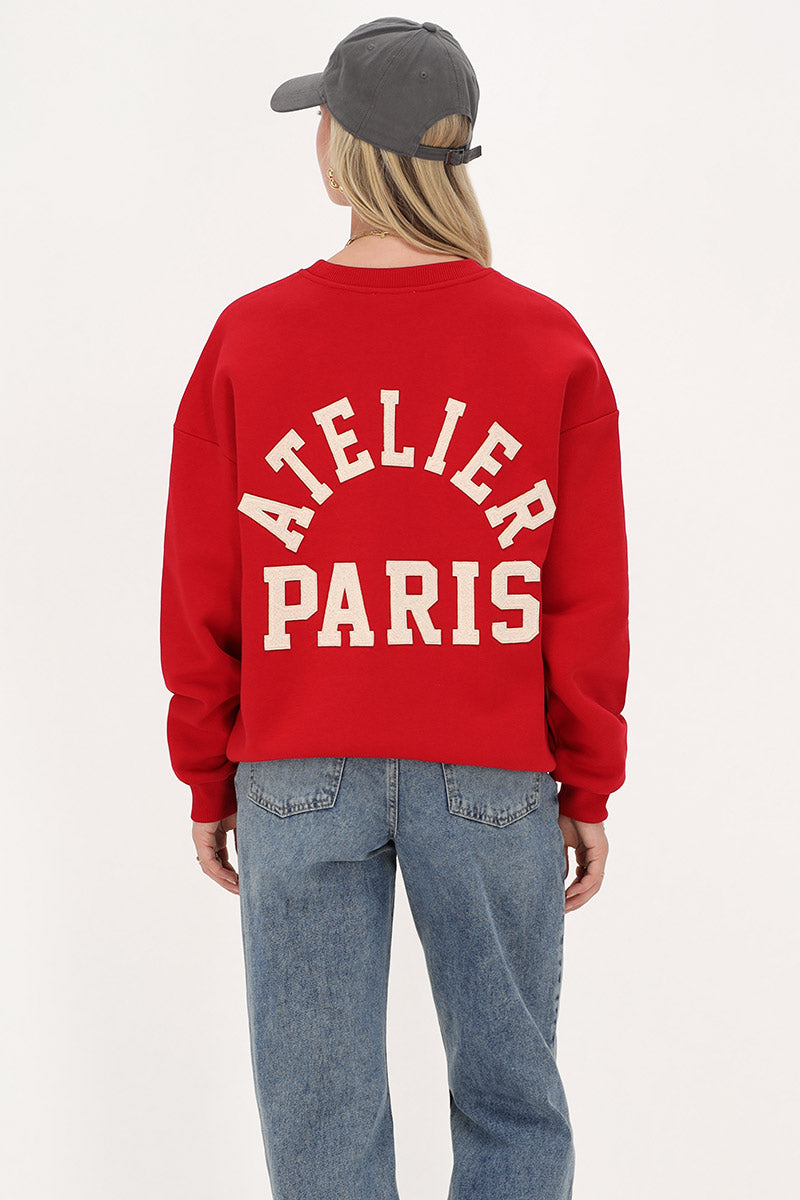 Rotes Sweatshirt mit Weißen "ATELIER PARIS" hinten