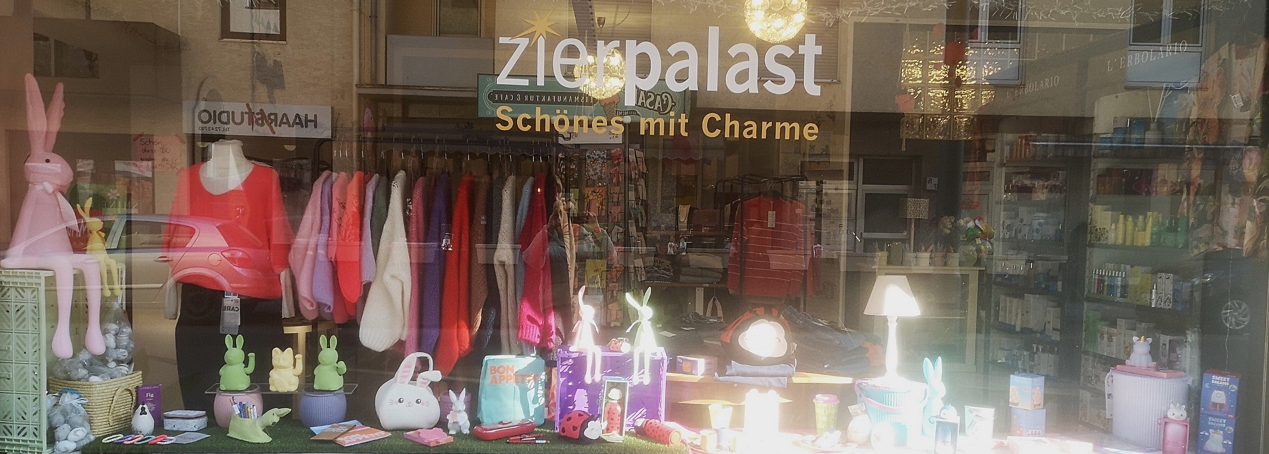 Laden Schaufenster vom zierpalast im Frühjahr 2026