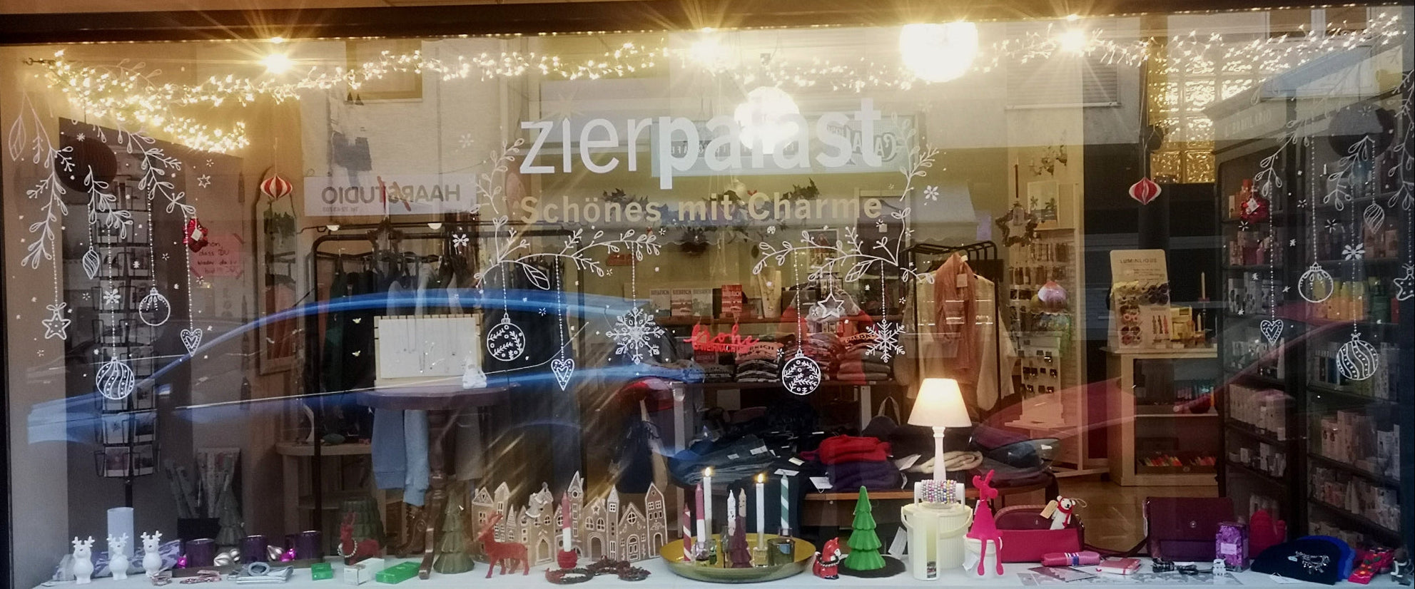 Weihnachts-Schaufenster im zierpalast mit Kreidemalerei dekoriert