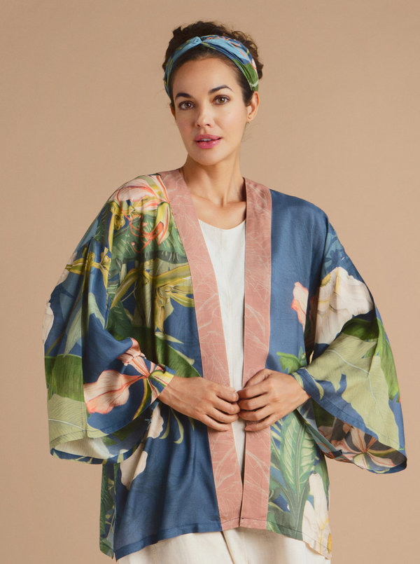 Blauer Kimono mit tropischen Design